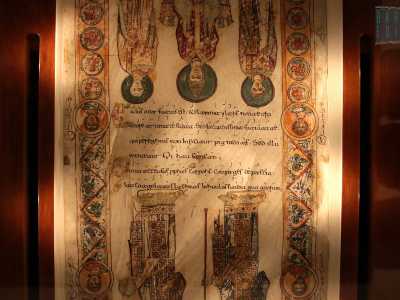 Il settimo raffigura invece l�autorit� spirituale nei suoi paramenti sacri (forse il Pontefice o un vescovo) e il potere temporale nella persona degli imperatori bizantini, forse Basilio II e Costantino VIII